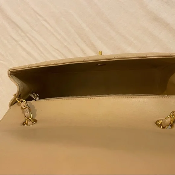 Chanel Beige Vintage Medium Diana Flag Bag - Picture 9 of 11